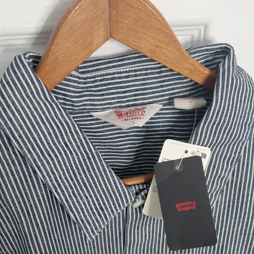 Levi's Blue and White Striped Men's Shirt - Picture 5 of 8